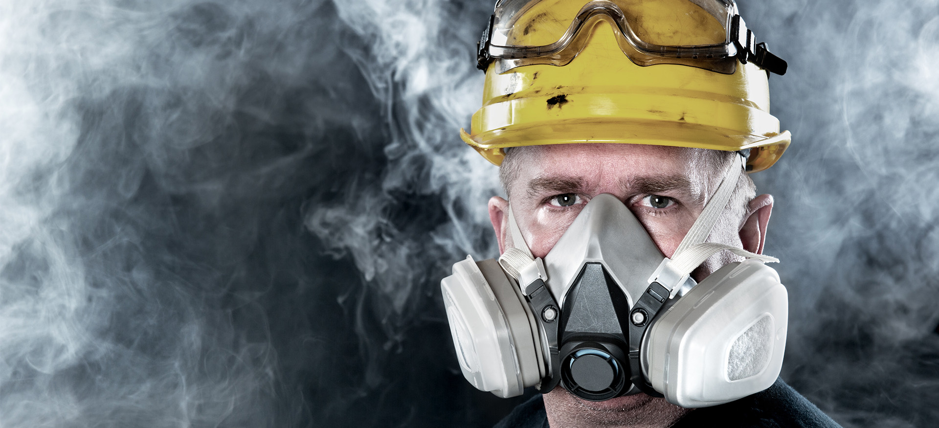 Arbeiter mit Atemschutz und Helm | ZA Arbeitsschutz
