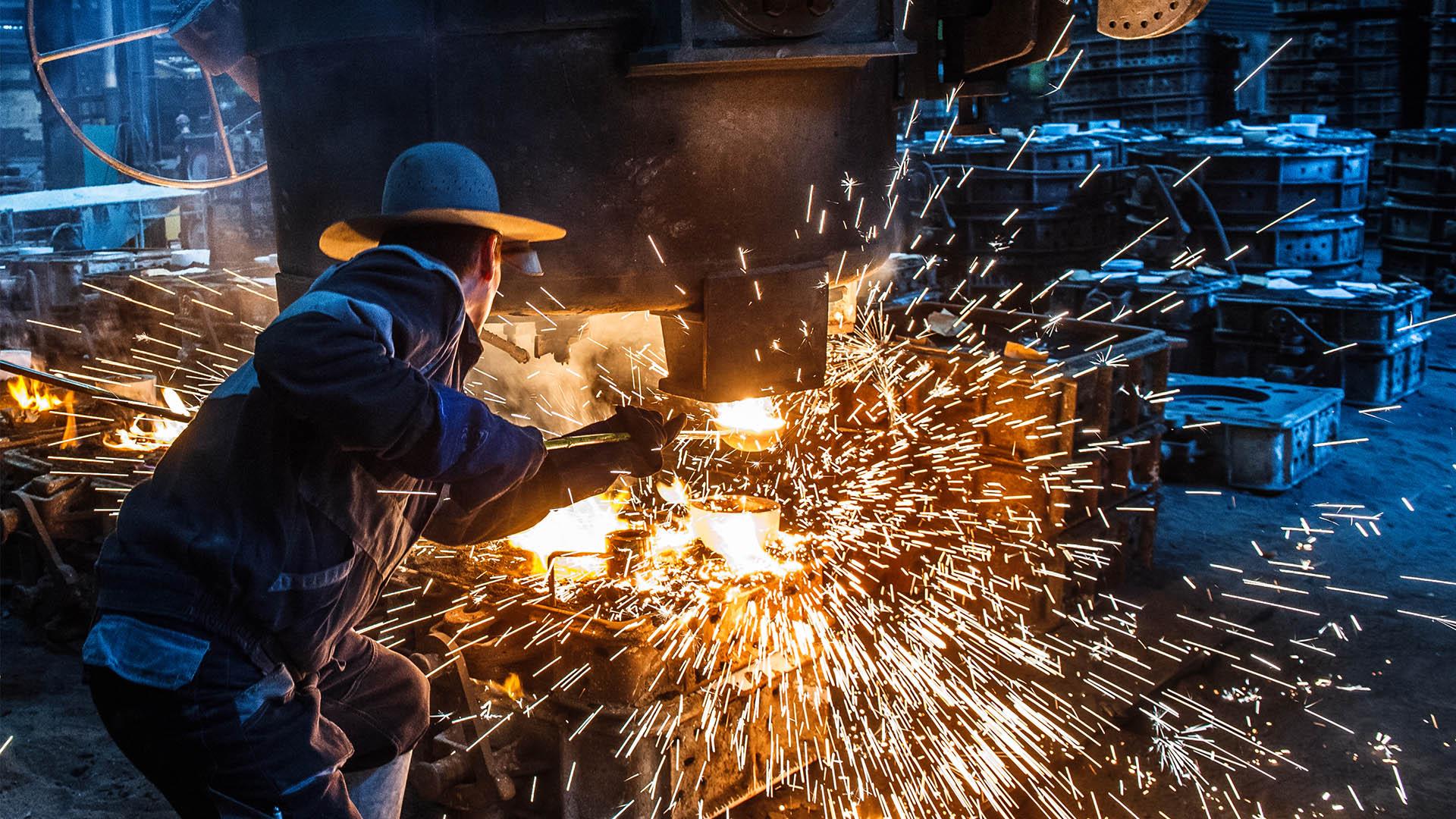 Промышленные металлы. Литейный завод. Литейное производство чугуна. Metal Foundry. Foundry worker.